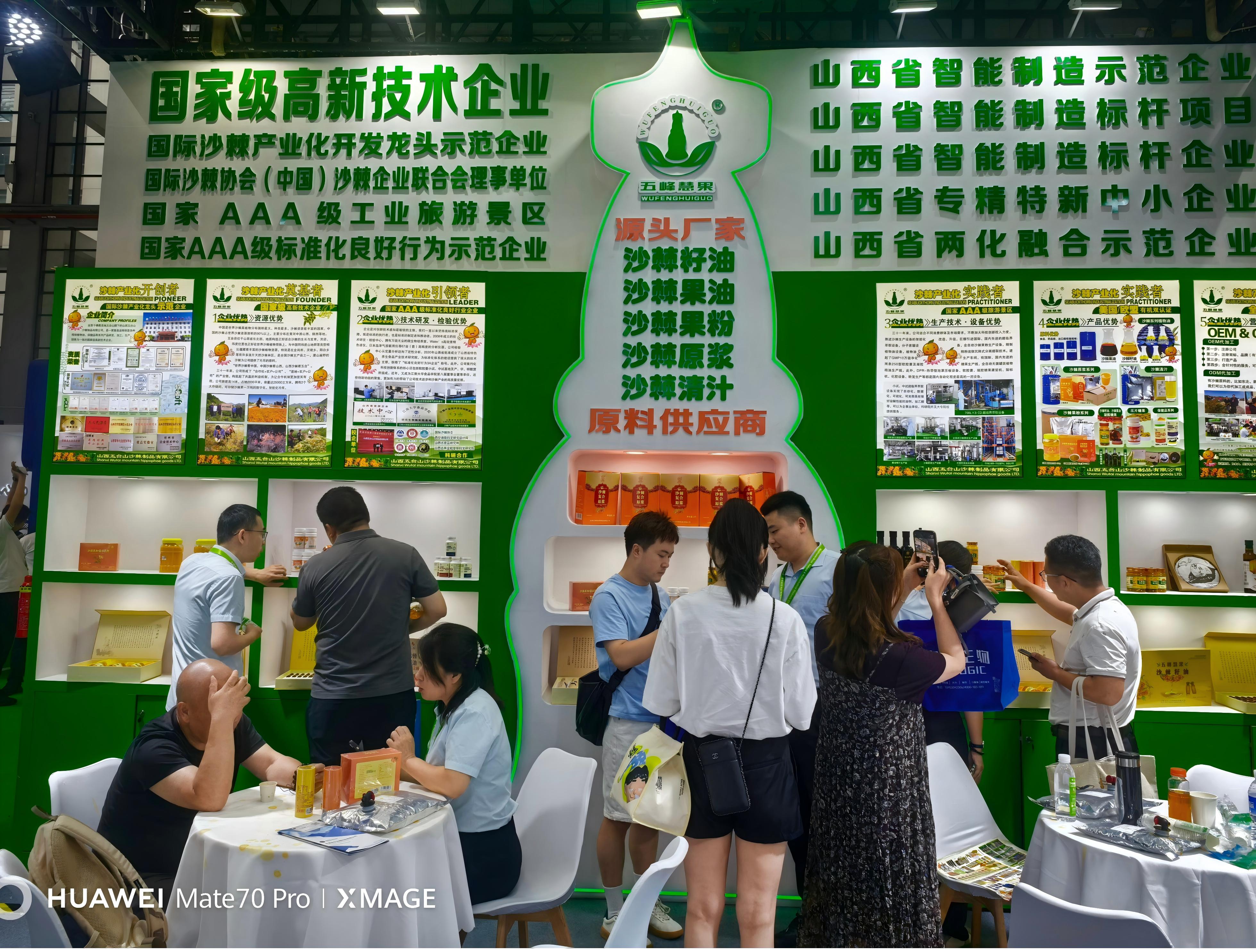 1751004819342524.jpg 展厅内人山人海(1).jpg